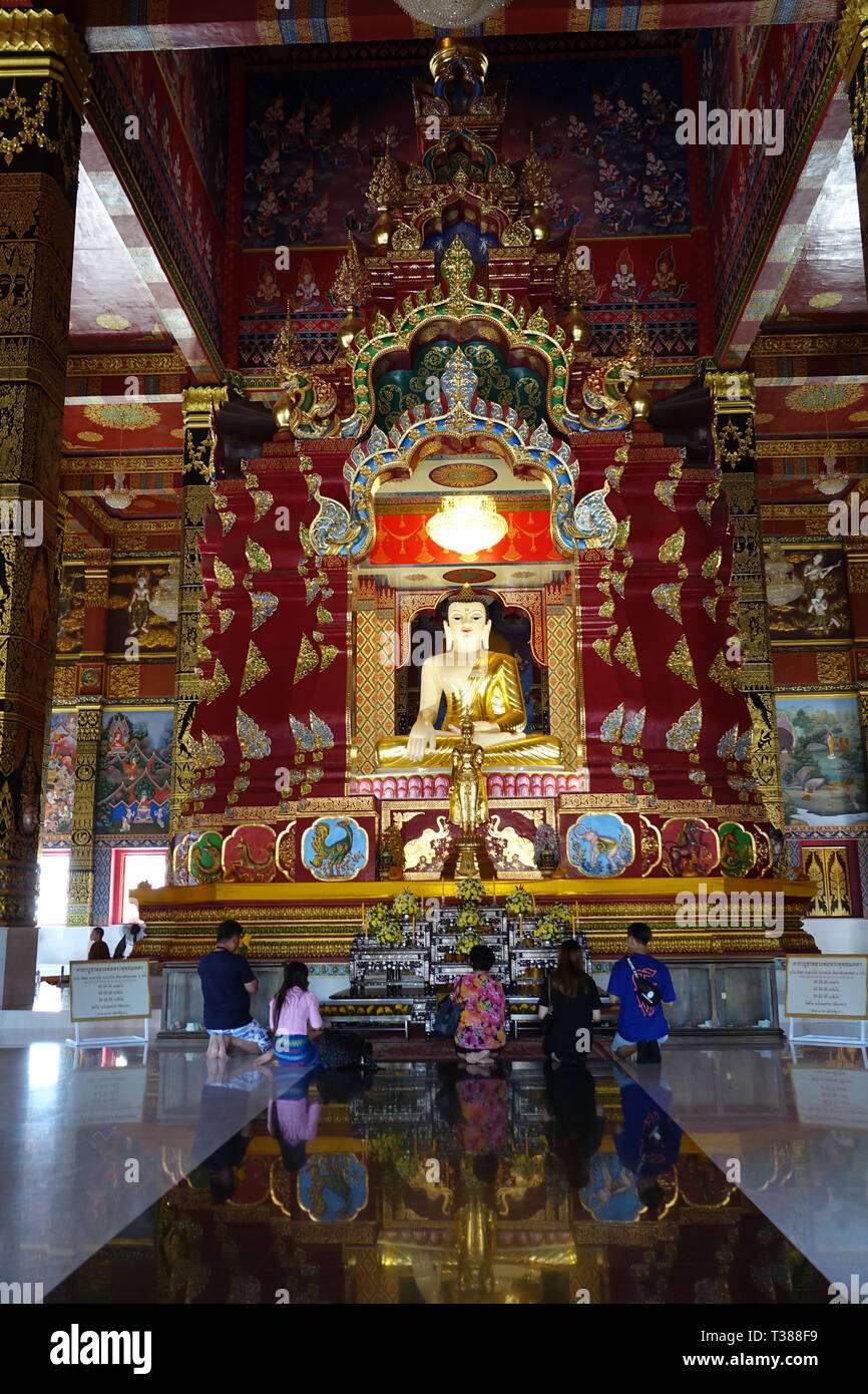 Ao Luek Distrikt, Thailandia. 04 Mar, 2019. Pregando la gente inginocchiarsi di fronte a un altare con una statua di Buddha nel tempio di Wat Maha That Wachira Mongkol o anche chiamato Wat Bang Tong. Il Chedi, una torre-come la struttura, è parte di un Wat, un tempio buddista complesso in Thailandia. Il Chedi Wat Bang Tong è 45 metri di altezza e uno dei più alti nel sud della Thailandia. Credito: Alexandra Schuler/dpa/Alamy Live News Foto Stock