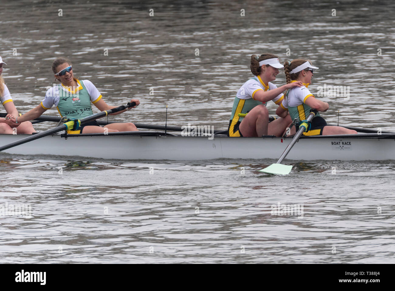 Donne Gara di riserva al 2019 University Boat Race al traguardo Mortlake, Londra, Regno Unito. Cambridge Blondie donne Foto Stock