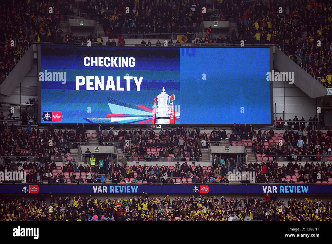 Londra, Regno Unito. 07 apr, 2019. Londra, Regno Unito. 07 apr, 2019.Video Assistente arbitro Graham Scott recensioni la decisione e premi a pena di Watford durante la FA Cup Semi Final match tra Watford e Wolverhampton Wanderers presso lo Stadio di Wembley che il 7 aprile 2019 a Londra, Inghilterra. Solo uso editoriale, è richiesta una licenza per uso commerciale. Nessun uso in scommesse, giochi o un singolo giocatore/club/league pubblicazione. (Foto di Paolo Chesterton/phcimages.com)Editorial utilizzare solo, è richiesta una licenza per uso commerciale. Nessun uso in scommesse, giochi o un singolo giocatore/club/league pubblicazione. Solo uso editoriale, licenza Foto Stock