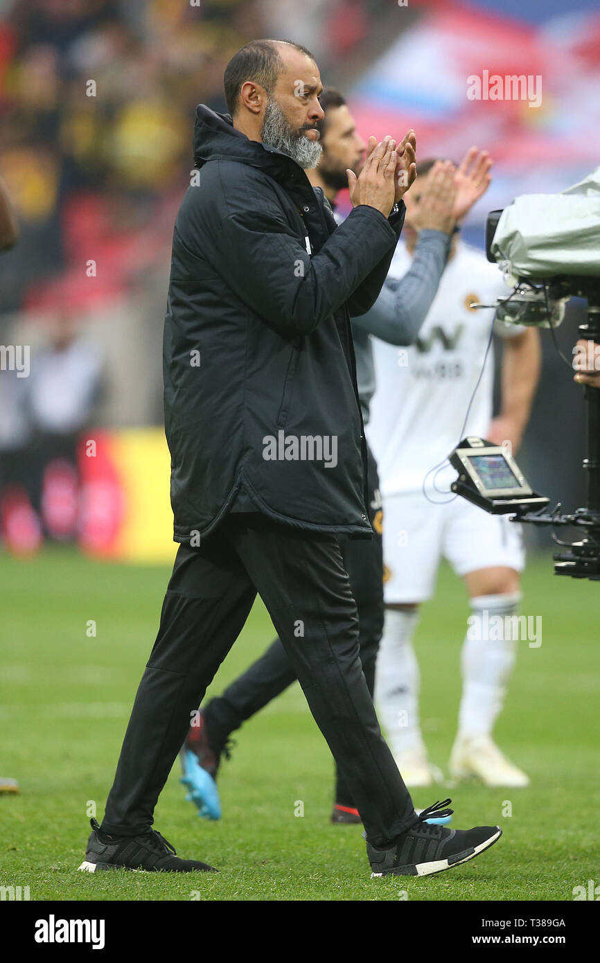 Londra, Regno Unito. 07 apr, 2019. Wolverhampton Wanderers Manager Nuno guarda sconsolato come egli elogia i tifosi alla fine della FA Cup Semi Final match tra Watford e Wolverhampton Wanderers presso lo Stadio di Wembley che il 7 aprile 2019 a Londra, Inghilterra. Solo uso editoriale, è richiesta una licenza per uso commerciale. Nessun uso in scommesse, giochi o un singolo giocatore/club/league pubblicazione. (Foto di Paolo Chesterton/phcimages.com)Editorial utilizzare solo, è richiesta una licenza per uso commerciale. Nessun uso in scommesse, giochi o un singolo giocatore/club/league pubblicazione. Solo uso editoriale, è richiesta una licenza per uso commerciale. N. u Foto Stock