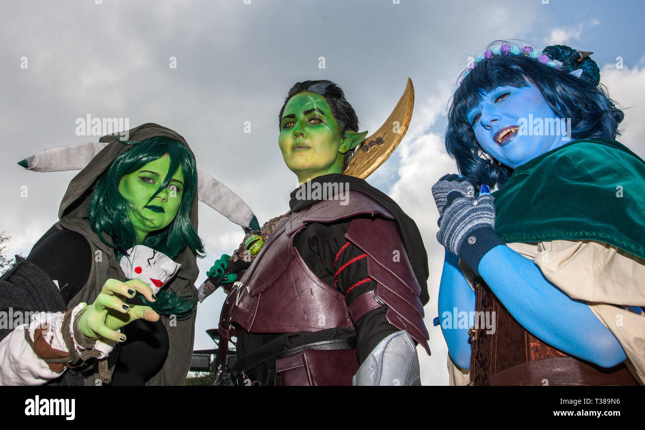 La città di Cork, Cork, Irlanda. 07 Aprile, 2019. Matylda Gruszewska AKA Hakkcosplay, Emma Babington AKA Sionnach ombra e Chloe Leahy AKA Coschloo che hanno frequentato il Kaizoku-Con, Anime, videogame e Sci-Fi convenzione durante il fine settimana presso la University College Cork, Irlanda Credito: David Creedon/Alamy Live News Foto Stock