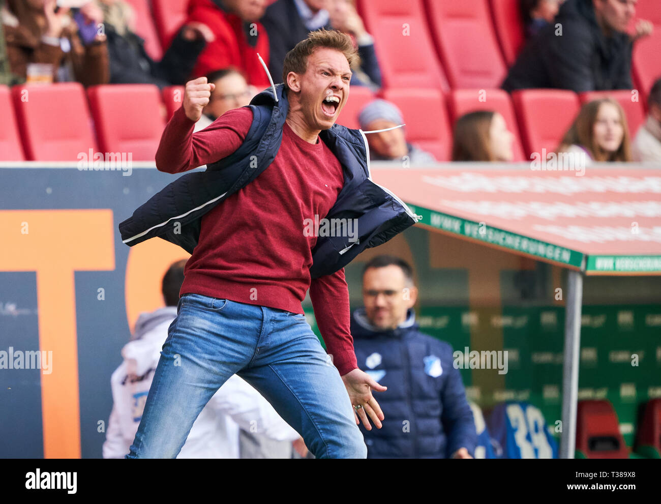 Augsburg, Germania. 07 apr, 2019. Julian NAGELSMANN, Chef-Trainer TSG Hoffenheim, 0-2 obiettivo, Ishak BELFODIL, Hoff 19 Tifo, gioia, emozioni, celebrando, ridere, tifo, rallegratevi, sistemando i bracci, stringendo il pugno, celebrare, celebrazione Torjubel, FC AUGSBURG - TSG 1899 HOFFENHEIM - DFL REGOLAMENTI VIETANO QUALSIASI USO DI FOTOGRAFIE come sequenze di immagini e/o quasi-VIDEO - 1.della Lega calcio tedesca, Augsburg, Aprile 7, 2019 stagione 2018/2019, giornata 28, Bavaria, 1.Bundesliga Credito: Peter Schatz/Alamy Live News Foto Stock