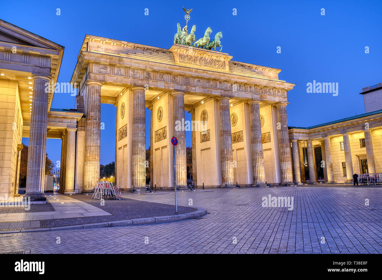 La famosa Porta di Brandeburgo a Berlino all'alba Foto Stock