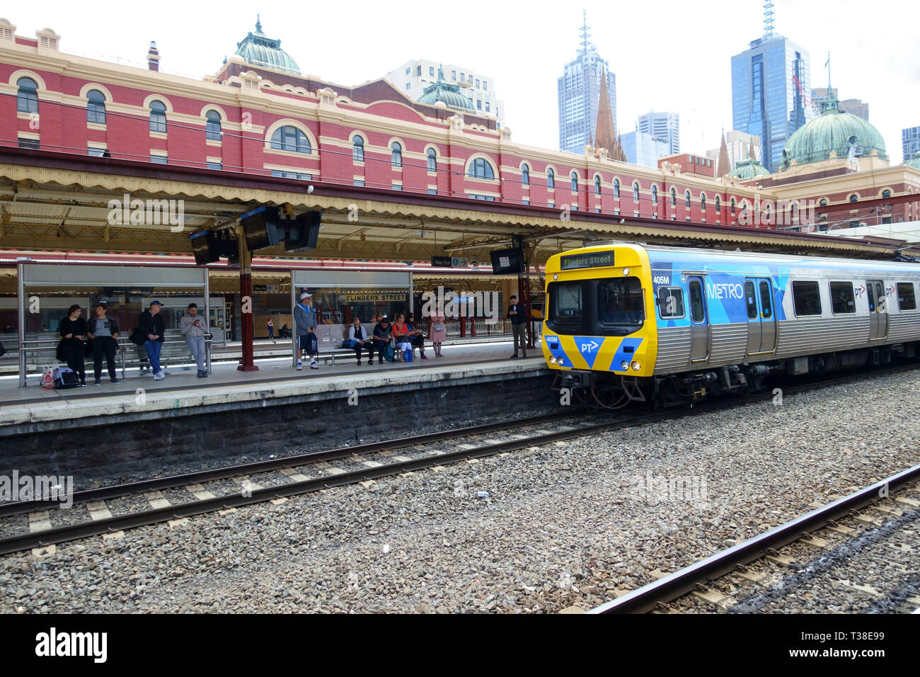 Treno della metropolitana presso la stazione di Flinders Street, Melbourne Victoria Australia Foto Stock