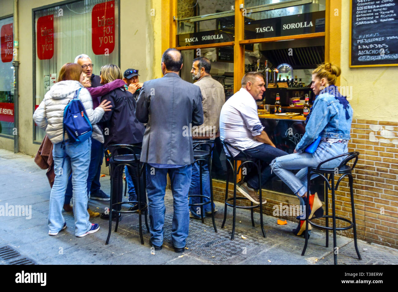 Valencia Spagna Old Town bar persone in tipico bar spagnolo Tapas sul marciapiede, strada di Valencia persone in Spagna Foto Stock