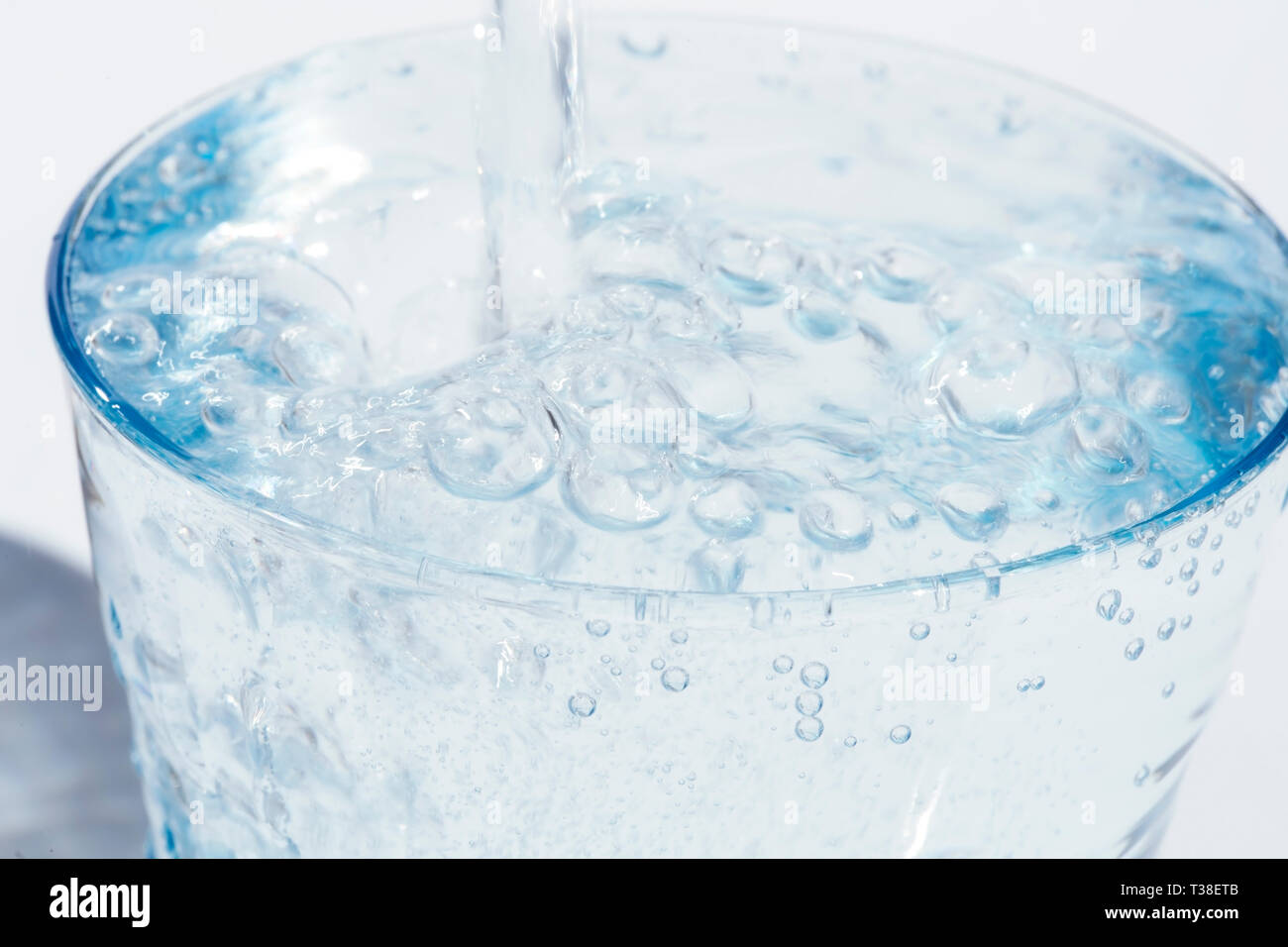 Acqua versando in vetro Foto Stock