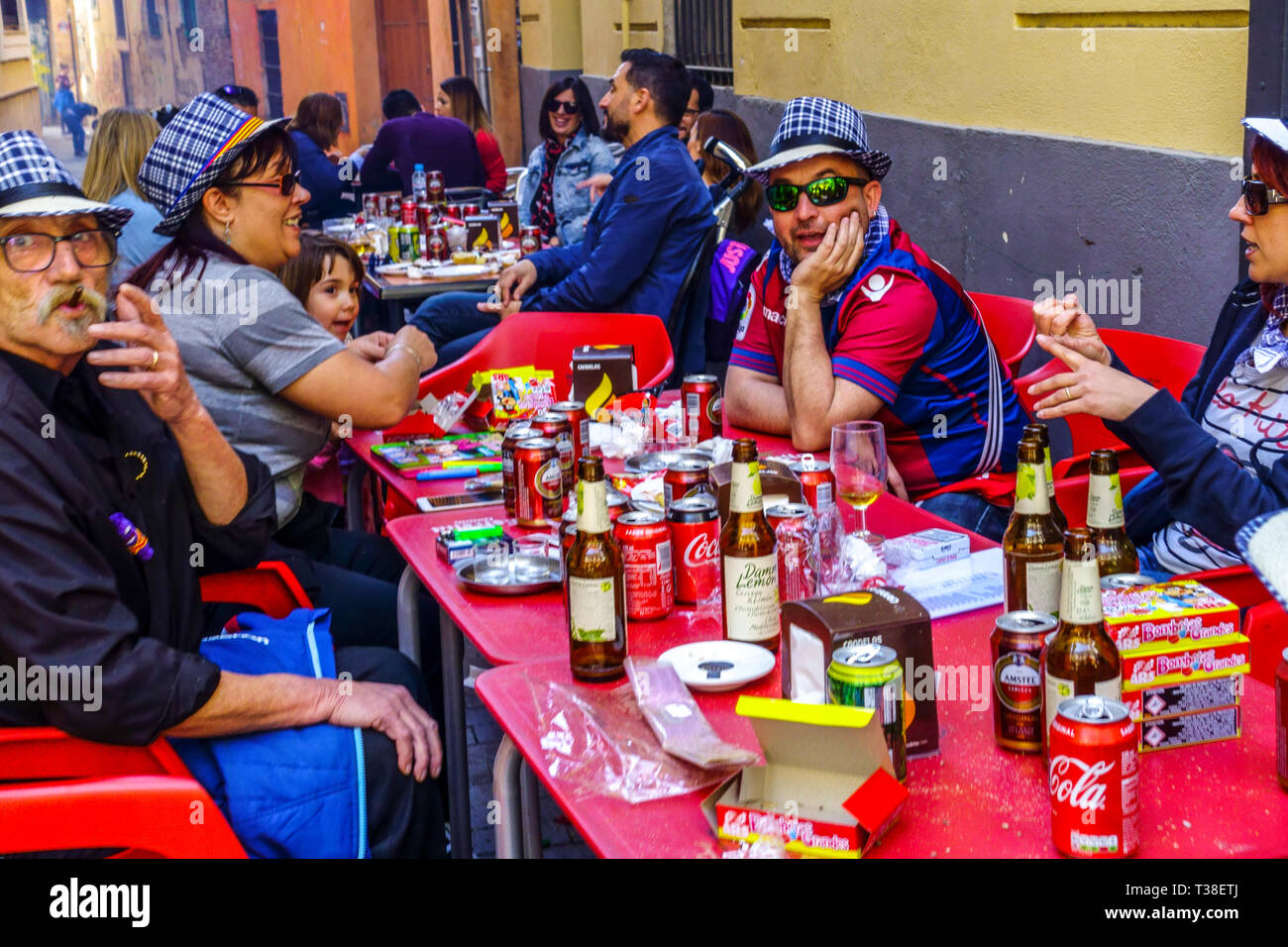 Gli spagnoli celebrano il festival Las Fallas, bar all'aperto, un marciapiede nella città vecchia di Valencia in Spagna popolazione europea anziana gente di stile di vita spagnolo Foto Stock