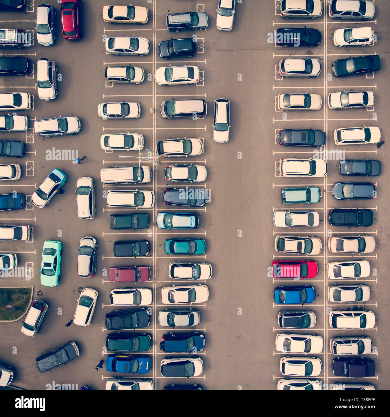 Una vista da sopra alla schiera di testa in automobili parcheggiate.end-to-end per il parcheggio. La crociera per il parcheggio. Problemi di navigazione gratuito nei parcheggi. Pro Foto Stock