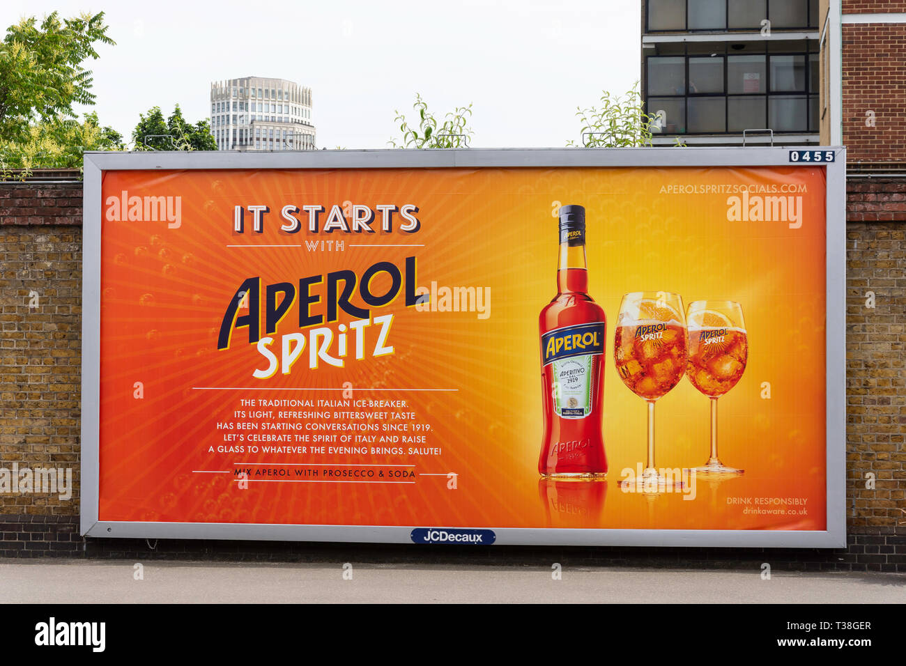 Aperol Spritz cartellone pubblicitario, Waterloo East Stazione Ferroviaria, London Borough di Lambeth, Greater London, England, Regno Unito Foto Stock