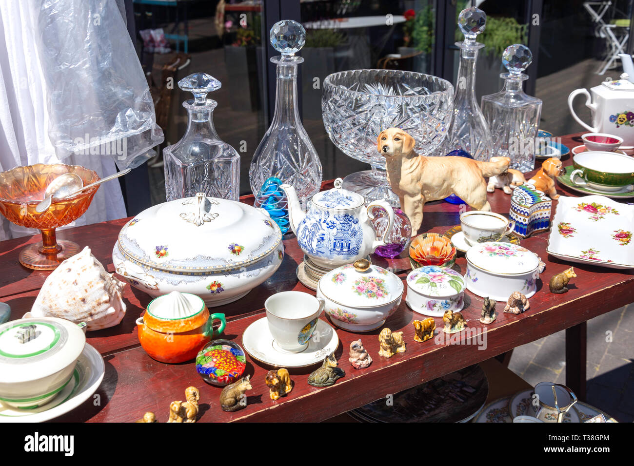 Tavolo antico display, Bermondsey mercatino di Antiquariato, Bermondsey Square, Bermondsey, Royal Borough di Southwark, Greater London, England, Regno Unito Foto Stock