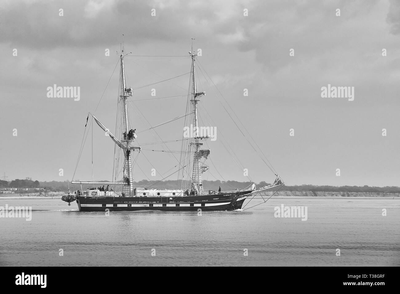 Foto in bianco e nero di marinai di salpare sulla nave di formazione, TS ROYALIST (Tall Ship), con partenza dal Porto di Southampton, il 28 marzo 2019. Foto Stock