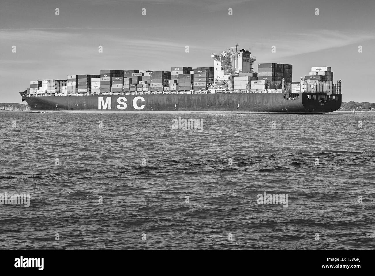 Foto in bianco e nero della nave portacontainer MSC ASYA mentre entra nel porto di Southampton, Regno Unito Foto Stock