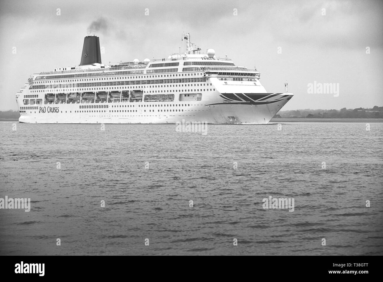 Foto in bianco e nero di P & O Cruises, una gigantesca nave da crociera, Oriana, In corso In Southampton acqua, con partenza dal Porto di Southampton, Regno Unito. Marzo 2019. Foto Stock