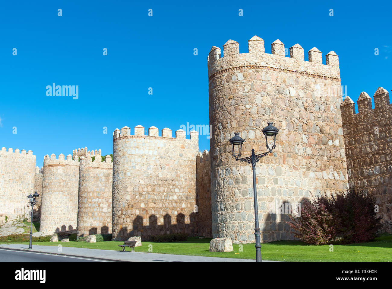 La famosa città di muro di Avila in Spagna in una giornata di sole Foto Stock