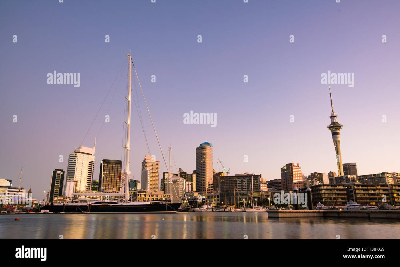 Vista notturna di Auckland in Nuova Zelanda Foto Stock