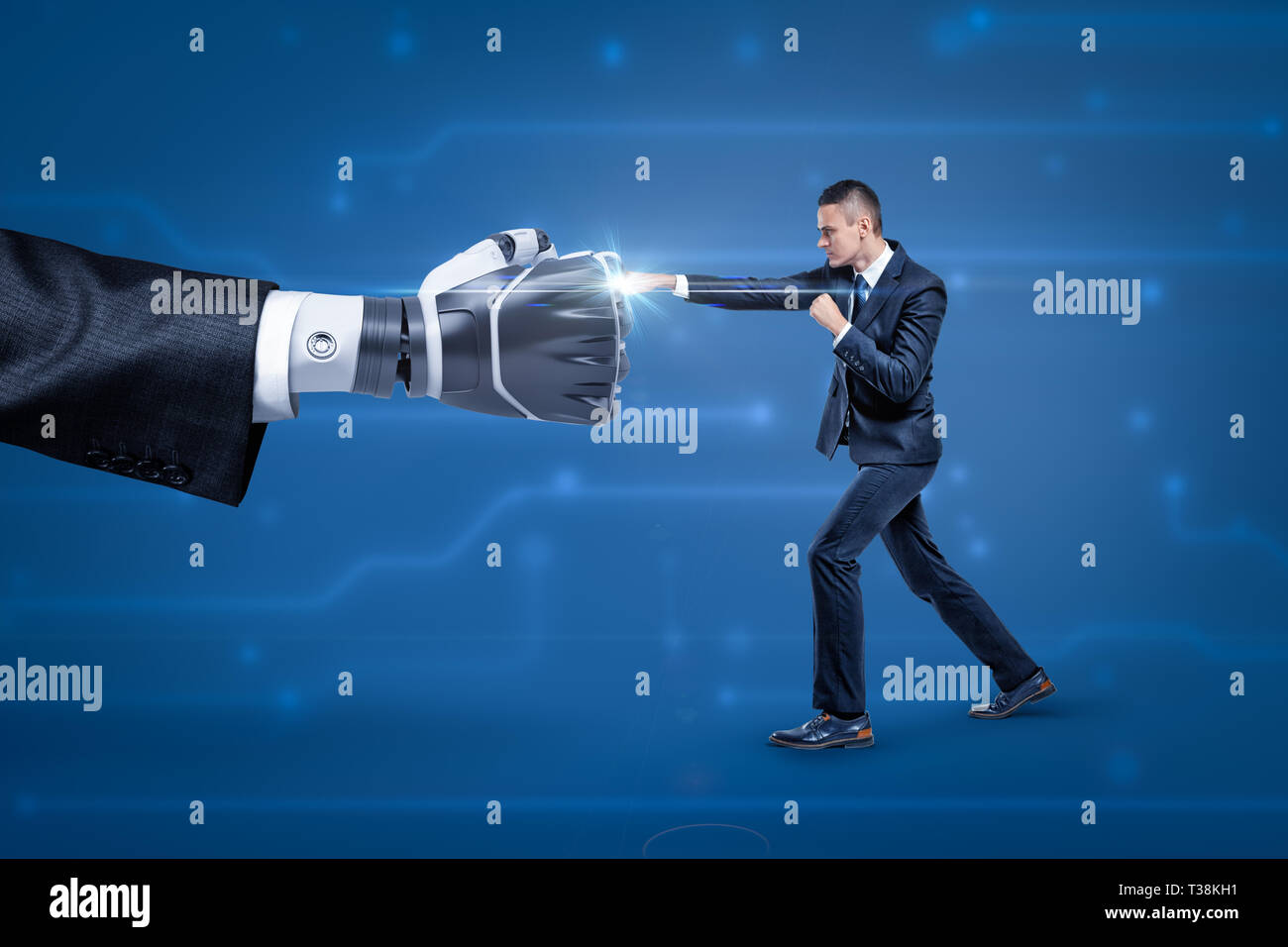 Vista laterale di imprenditore lotta contro la grande mano di robot, bianco lucido scintilla che appare al posto dove si toccano. Foto Stock
