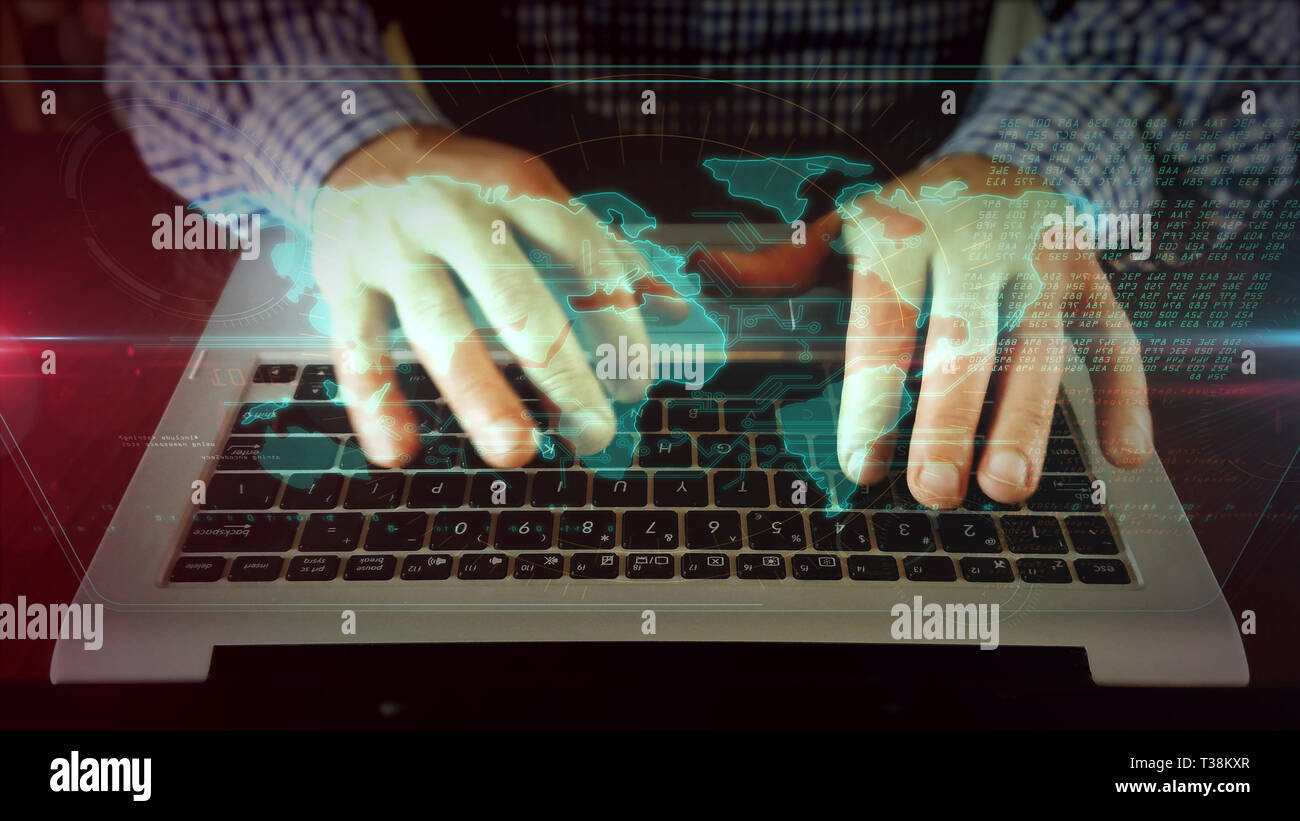 L'uomo la digitazione sulla tastiera del laptop per guardare la mappa del mondo schermo ologramma. La globalizzazione, global business, rete commerciale e società digitale concetto. Han Foto Stock
