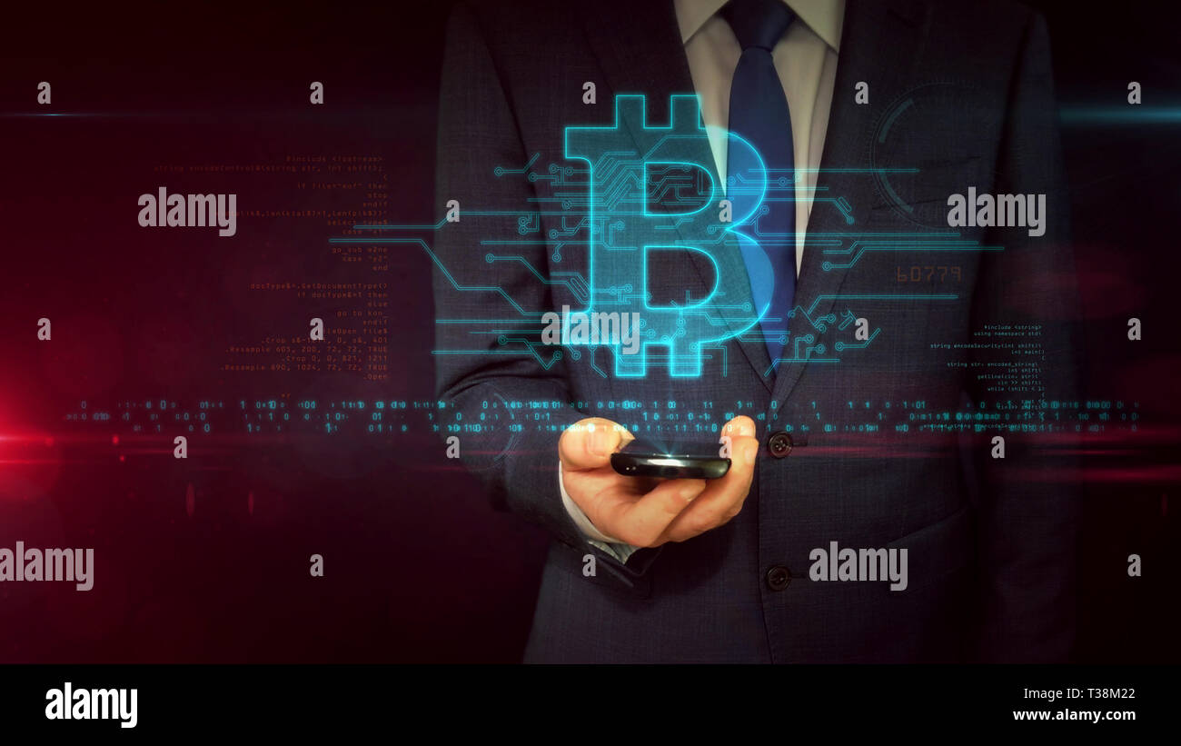 Imprenditore utilizza lo smartphone con bitcoin ologramma. Cyber Business, blockchain e simbolo cryptocurrency concetto astratto. La tecnologia avveniristica. Foto Stock
