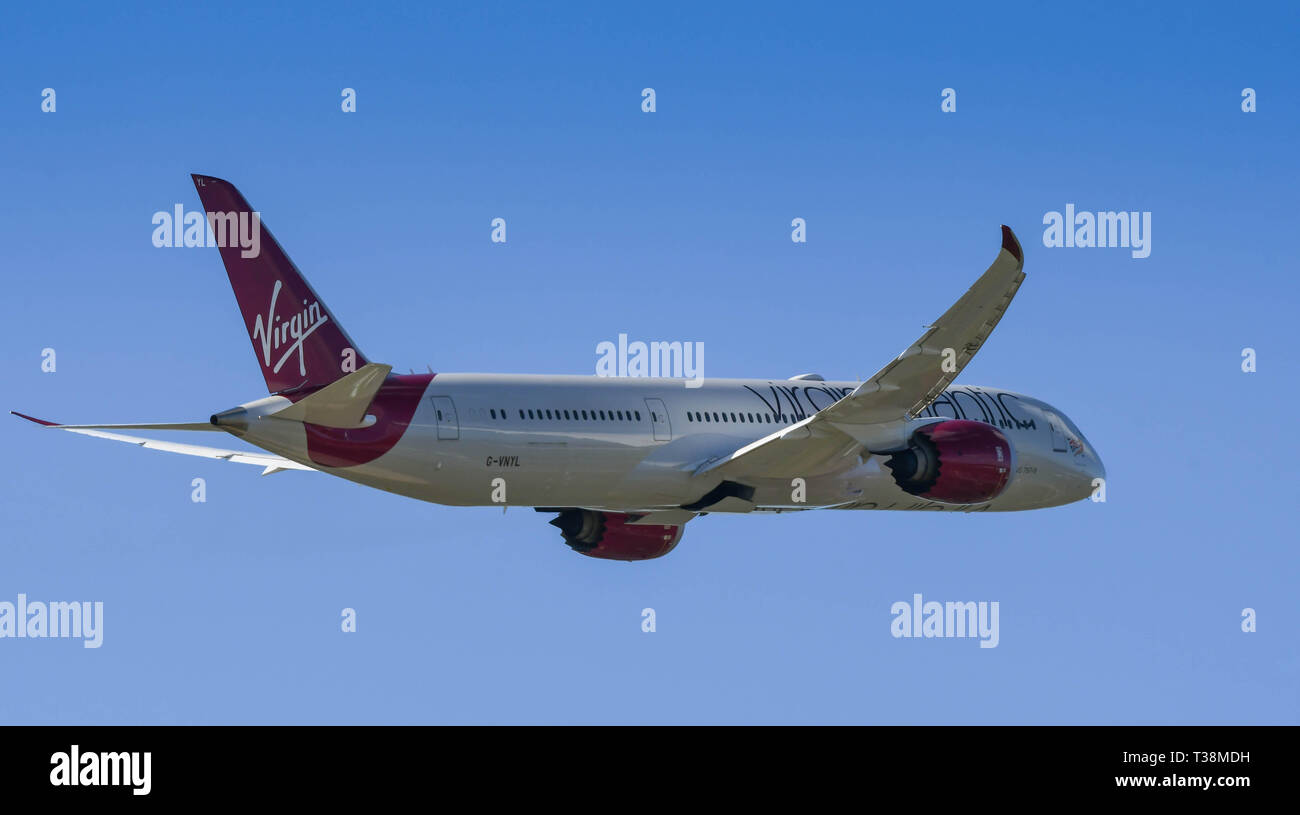 Londra, Inghilterra - Marzo 2019: Virgin Atlantic Boeing 787 Dreamliner arrampicata dopo il decollo dall'Aeroporto di Londra Heathrow Foto Stock