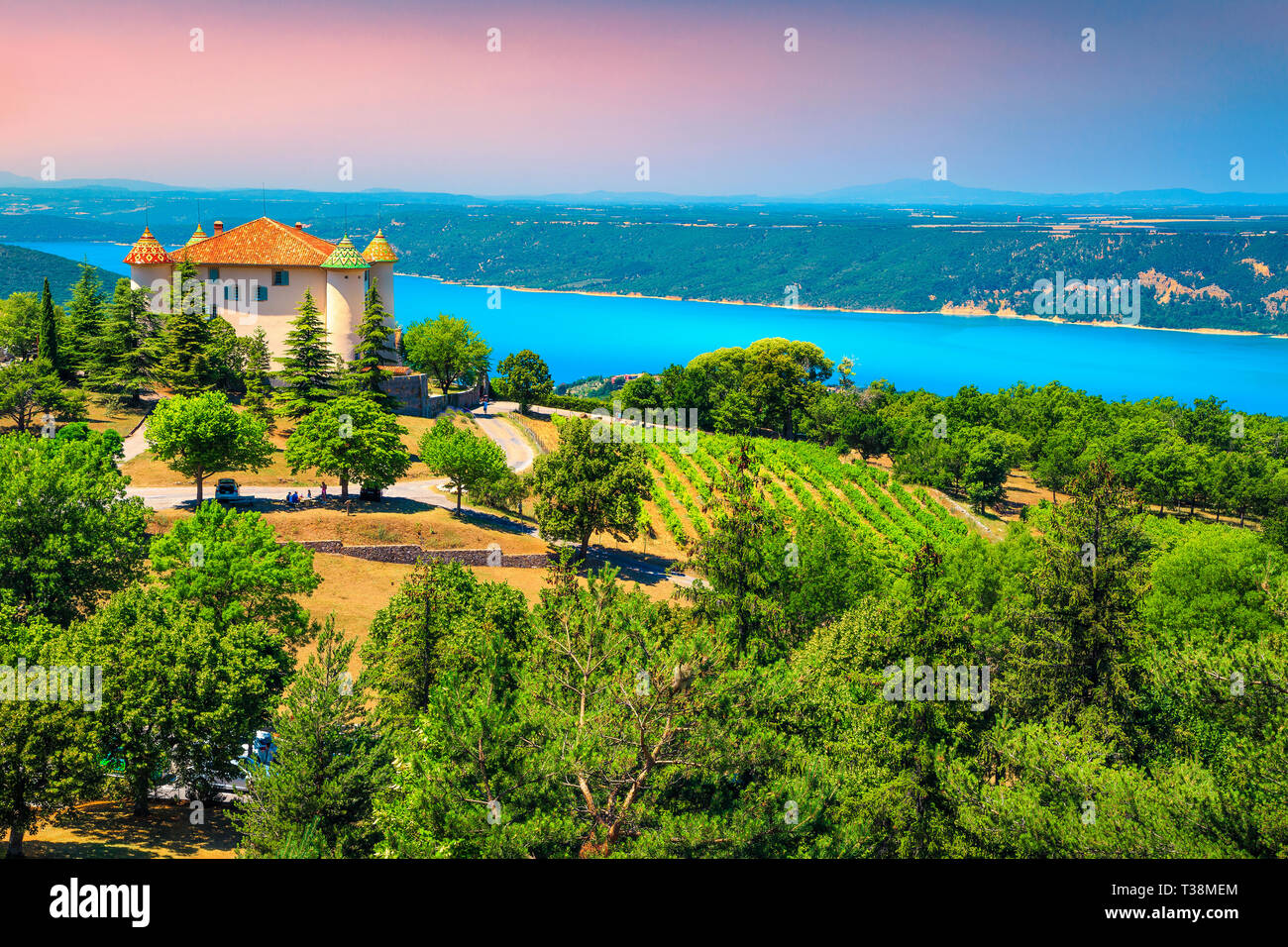 Popolare meta turistica, il famoso castello di Aiguines con splendidi vigneti e meraviglioso turchese St Croix lago sullo sfondo, vicino Verdon gorge, Provenc Foto Stock