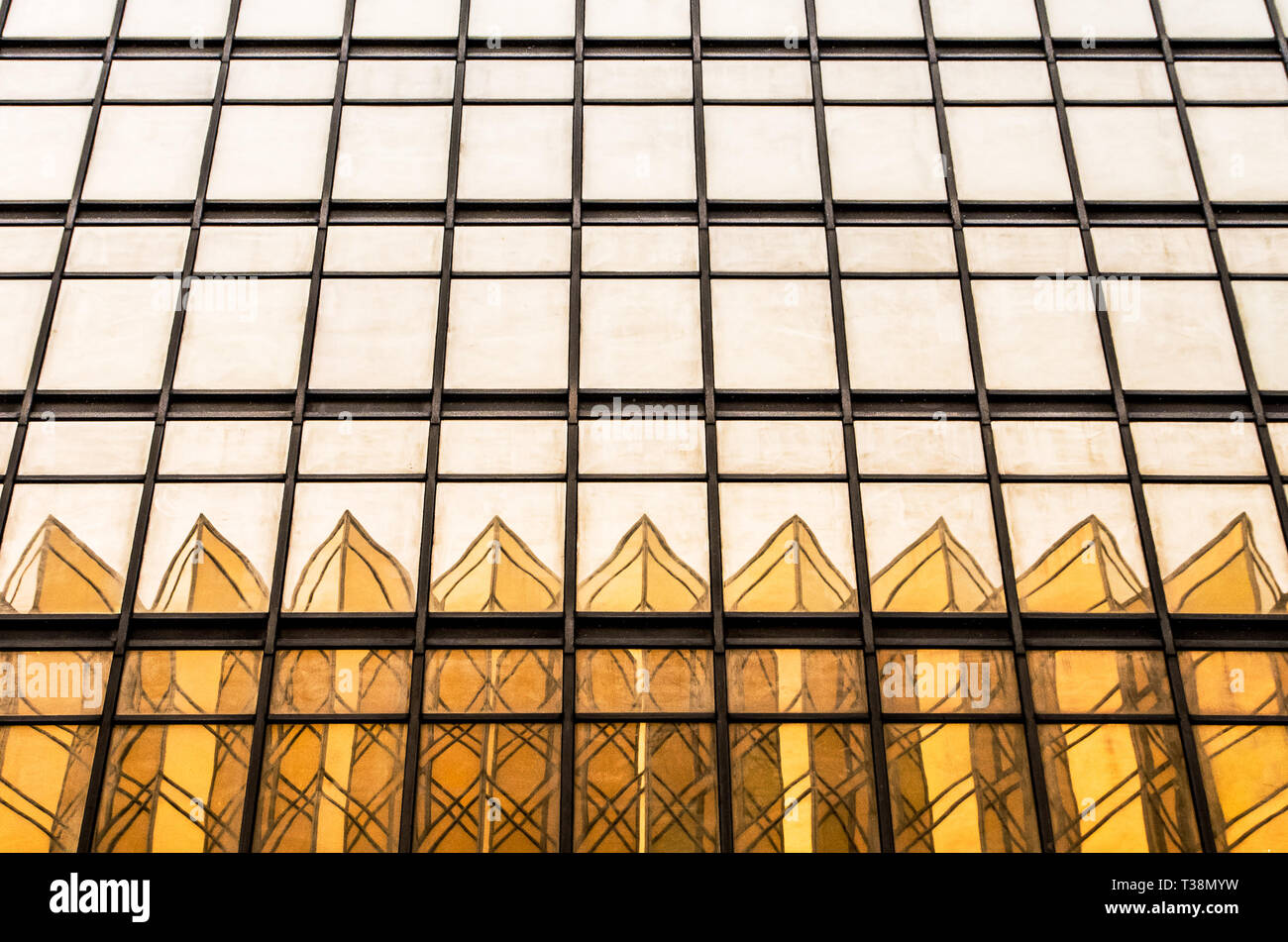 Cina Hong Kong City, Hong Kong specchiata edificio moderno, Golden riflessione, forme geometriche e linee dritte e business building, architettura Foto Stock