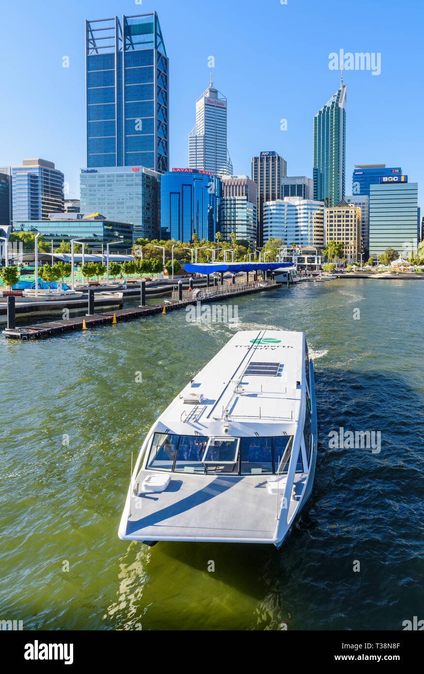 Transperth Ferry e Perth cityscape compresi Elizabeth Quay e grattacieli del CBD di Perth, Perth, Australia occidentale, Australia Foto Stock