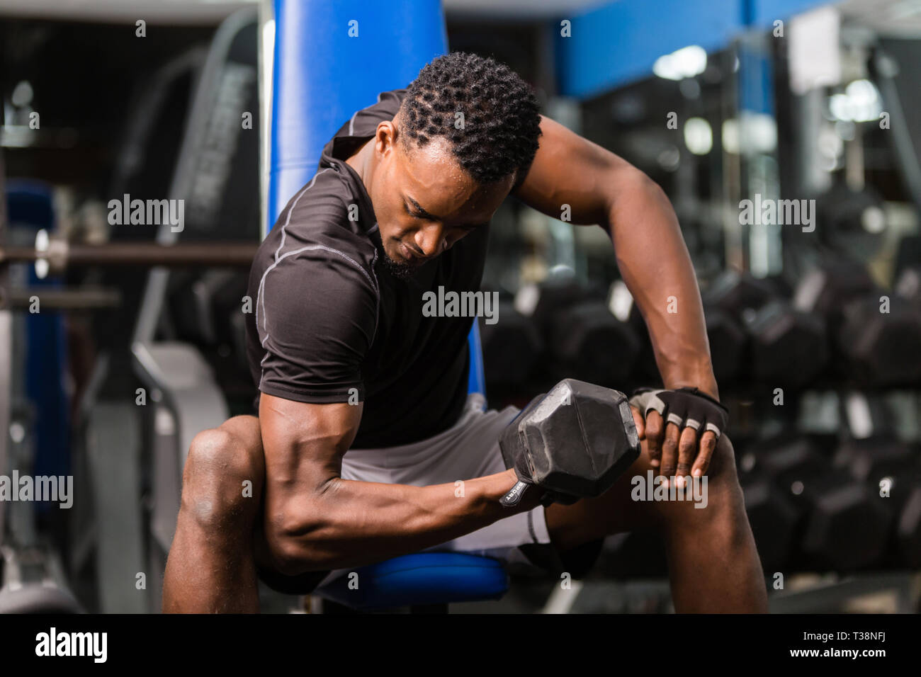 Il nero americano africano giovane uomo facendo allenamento in palestra Foto Stock