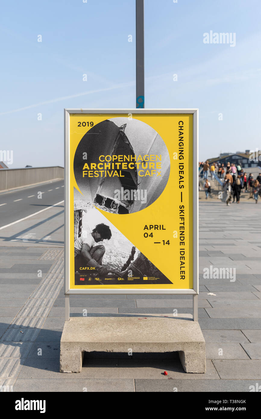 Copenhagen Architecture Festival 2019, modifica ideali, poster da Inderhavnsbroen, Copenhagen, Danimarca Foto Stock