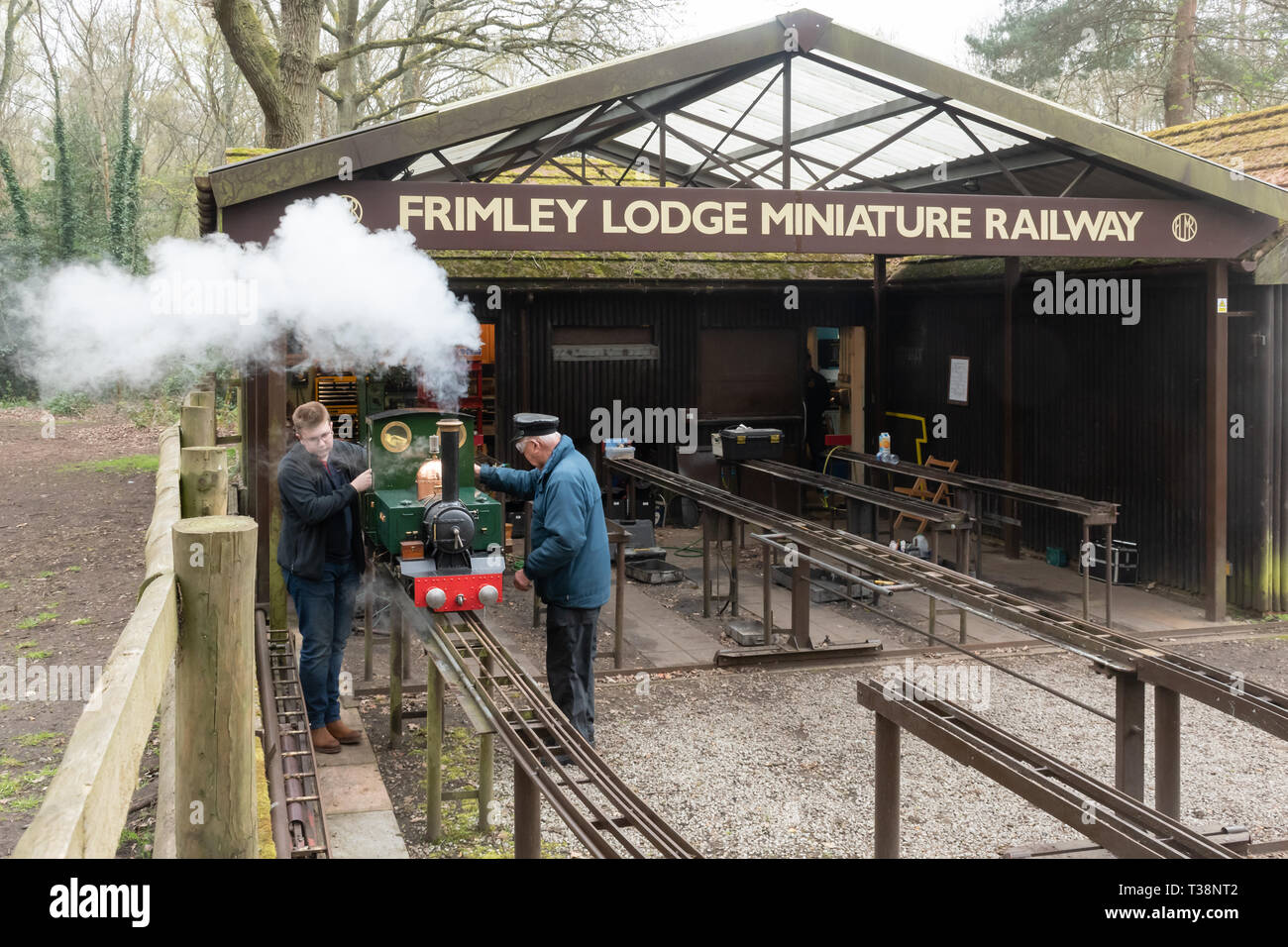 Miniatura treno a vapore e la ferrovia a Frimley Lodge Park, Frimley, Surrey, Regno Unito Foto Stock