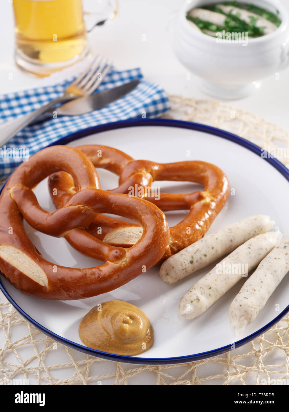 Bianco salsiccia bavarese con senape dolce e Pretzel Foto Stock