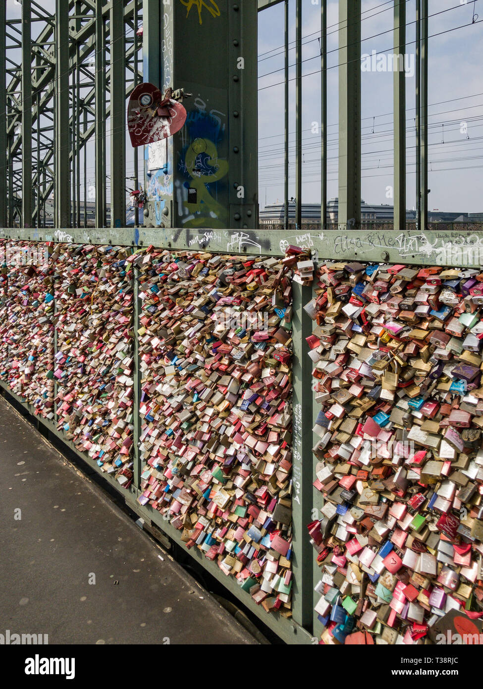 Colonia, Germania, il 6 aprile 2019. Innumerevoli lucchetti colorati a sinistra da amanti in un recinto sul ponte di Hohenzollern Foto Stock