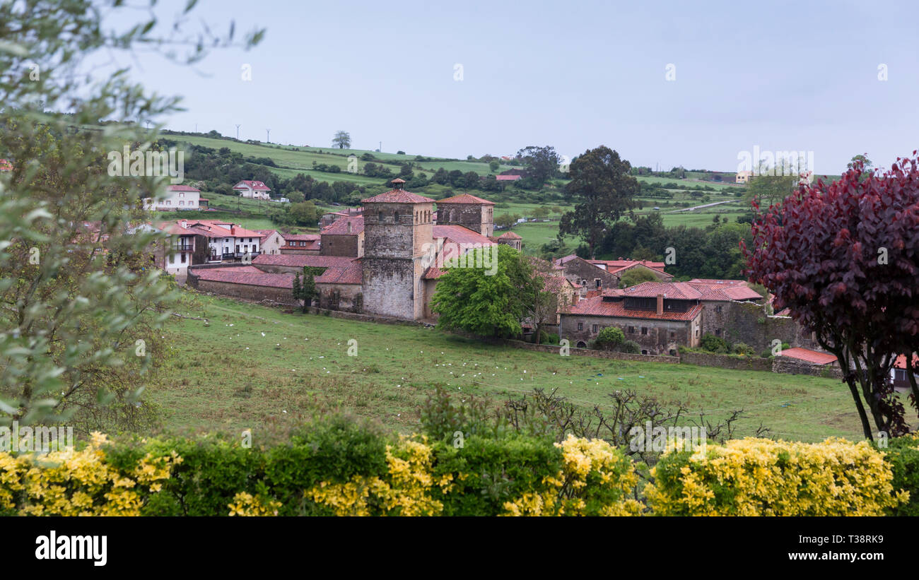 Santillana del Mar, Spagna: vista la Colegiata y Claustro de Santa Juliana chiesa. Il villaggio storico è una popolare meta sul Camino del Norte. T Foto Stock