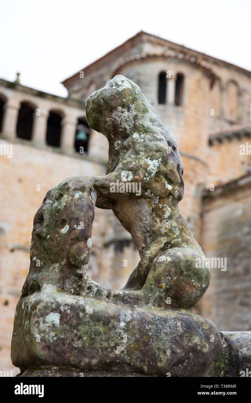 Santillana del Mar, Spagna: uno di una coppia di sculture di lion lisce con età al portale di ingresso della Colegiata y Claustro de Santa Juliana c Foto Stock