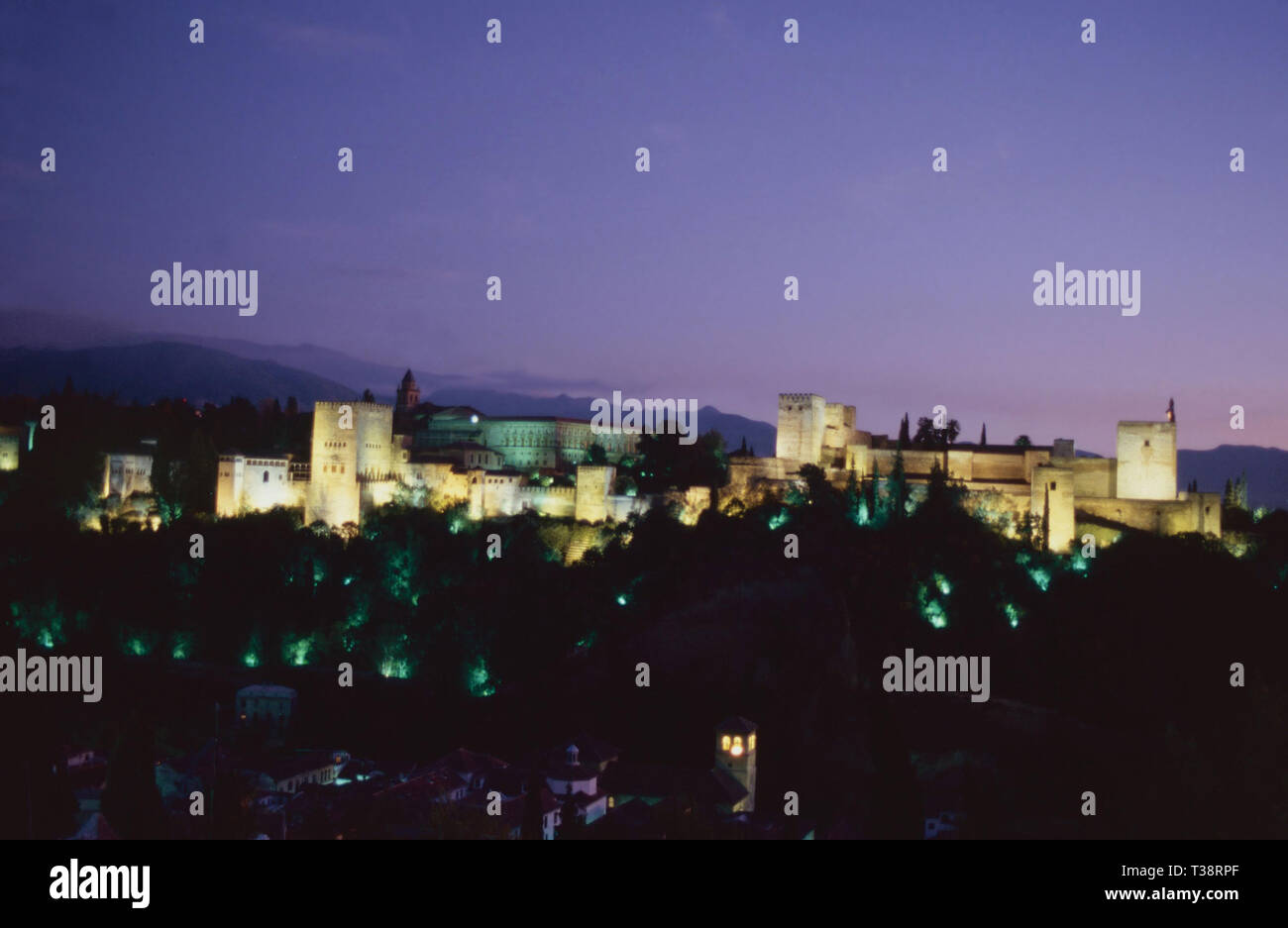 Illuminato vista tramonto dell'Alhambra dal Mirador de San Nicolas,Granada,Spagna Foto Stock