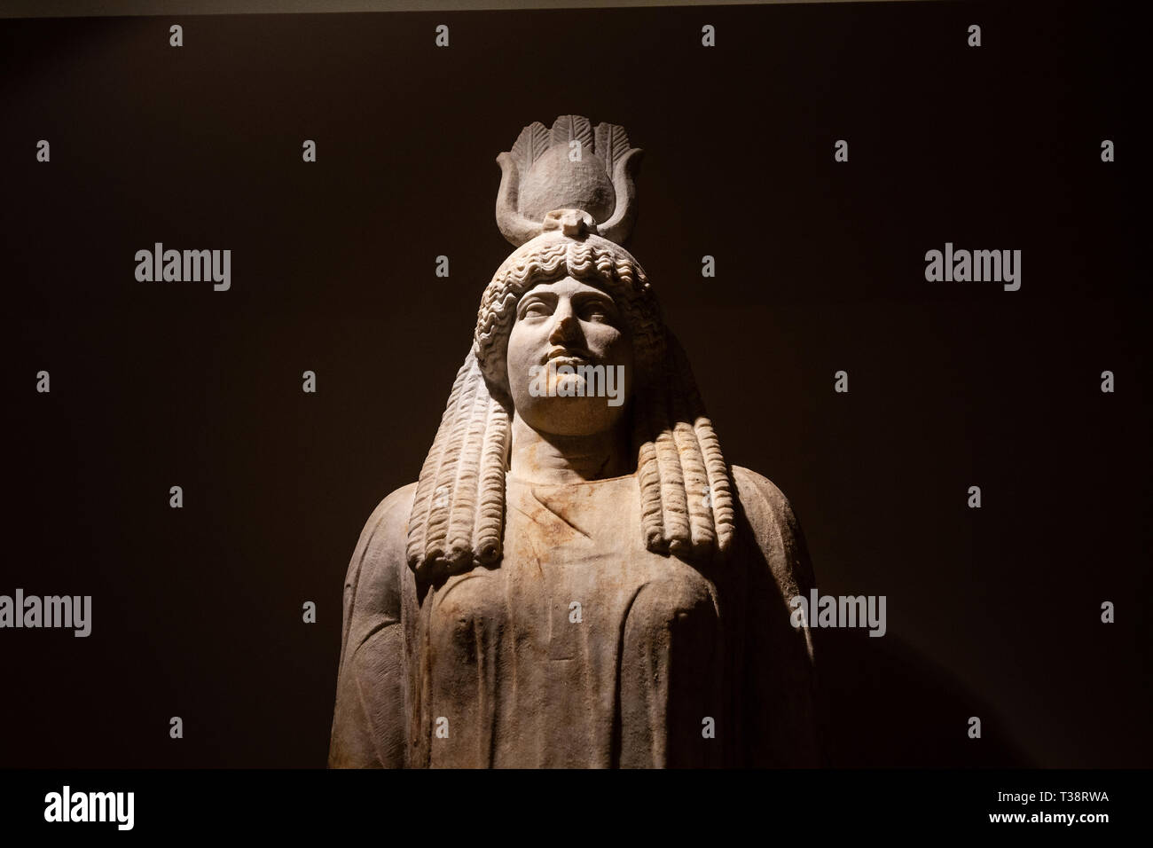 Antica statua della dea egiziana, probabilmente la dea Iside, presso il Museo Archeologico di maratona, in Atene, Grecia. Foto Stock