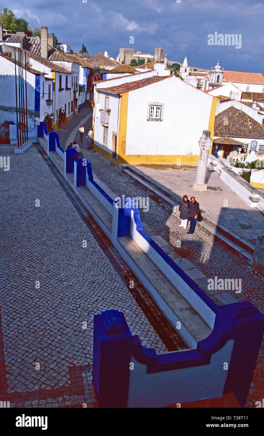 Bianco lavato villaggio di Obidos,Portogallo Foto Stock