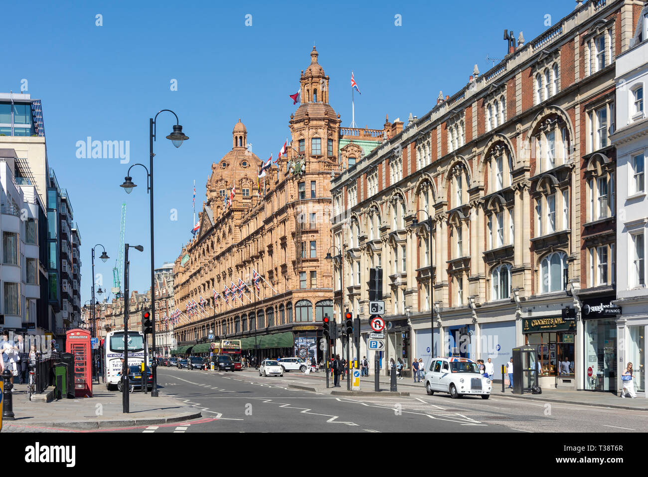 I grandi magazzini Harrods, Brompton Road e Knightsbridge, Royal Borough di Kensington e Chelsea, Greater London, England, Regno Unito Foto Stock