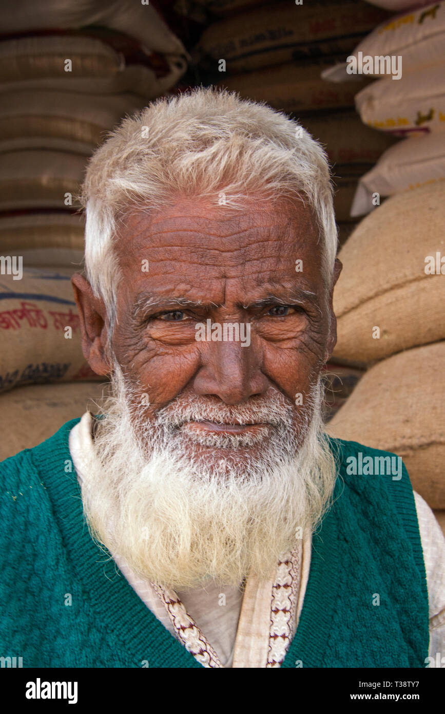 Uomo vecchio con la barba, Dacca in Bangladesh Foto Stock
