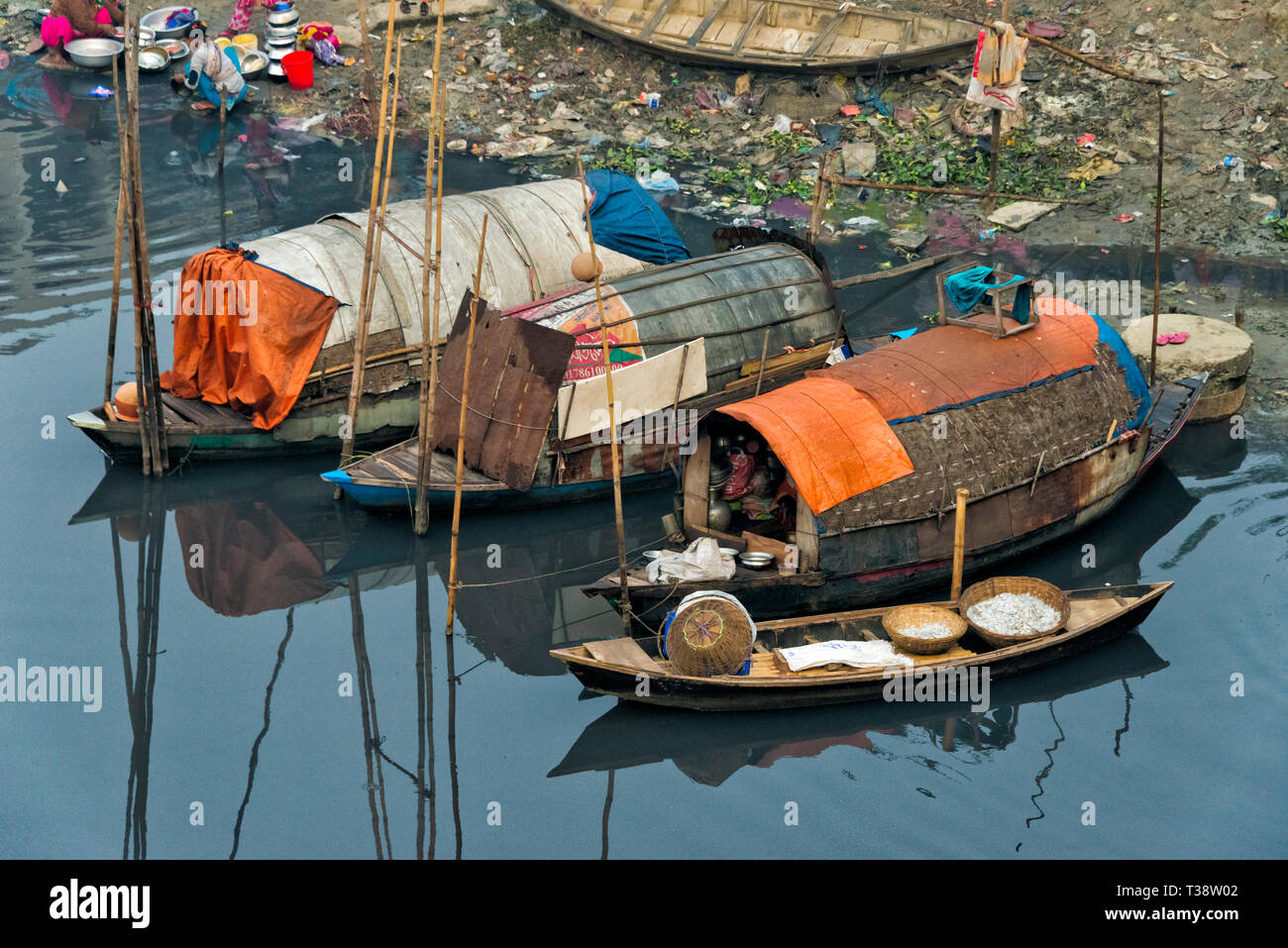 Case galleggianti su un fiume, a Dacca in Bangladesh Foto Stock
