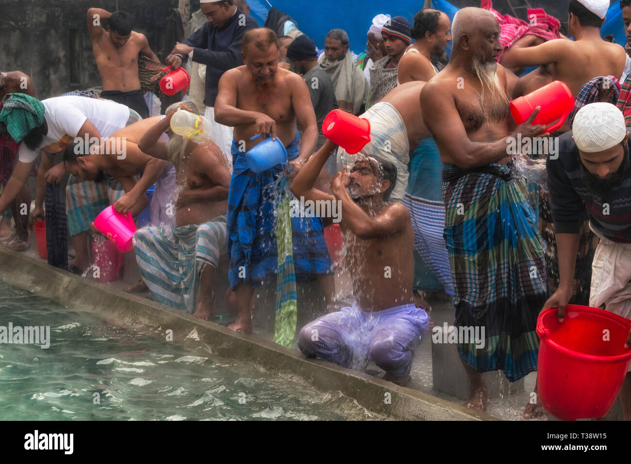 Pellegrini di balneazione in tenda zona durante Bishwa Ijtema, Dacca in Bangladesh Foto Stock