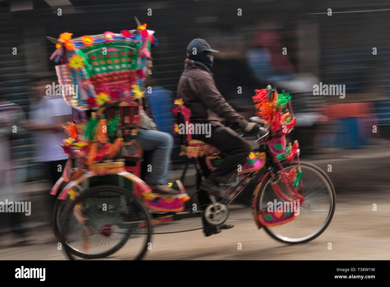 In rickshaw sulla strada, Dacca in Bangladesh Foto Stock
