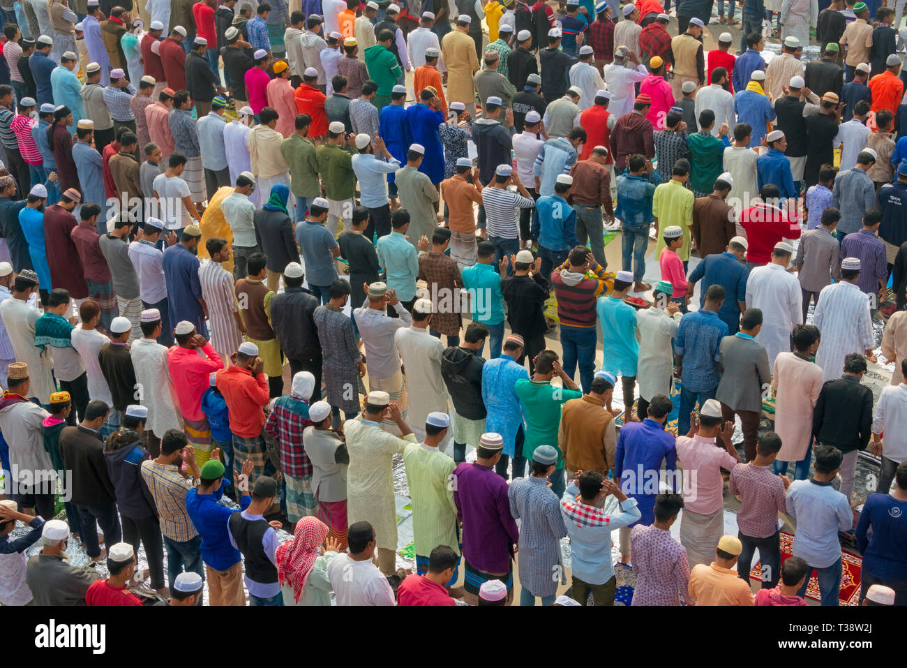 Pellegrini in preghiera a Bishwa Ijtema, Dacca in Bangladesh Foto Stock