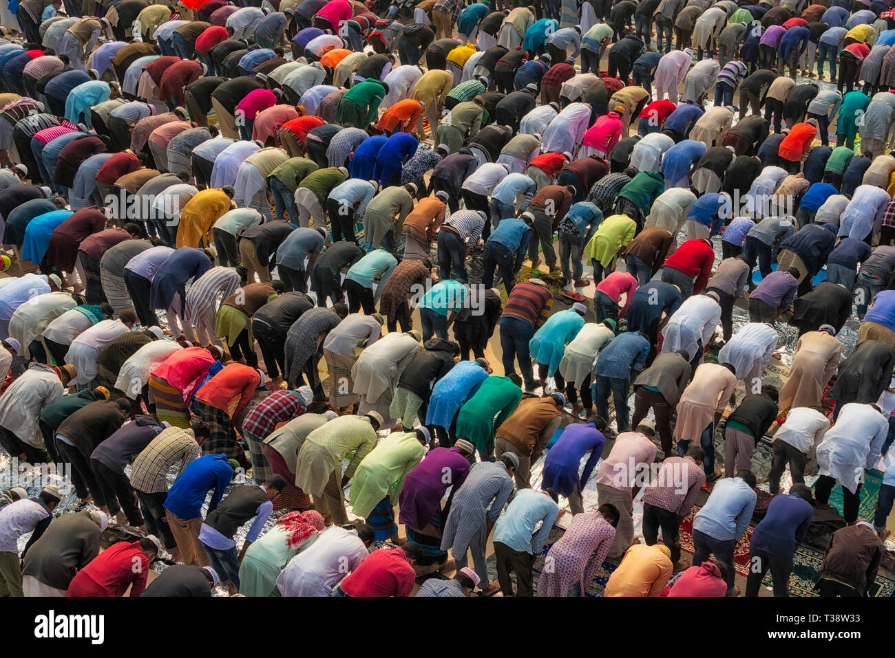 Pellegrini in preghiera a Bishwa Ijtema, Dacca in Bangladesh Foto Stock