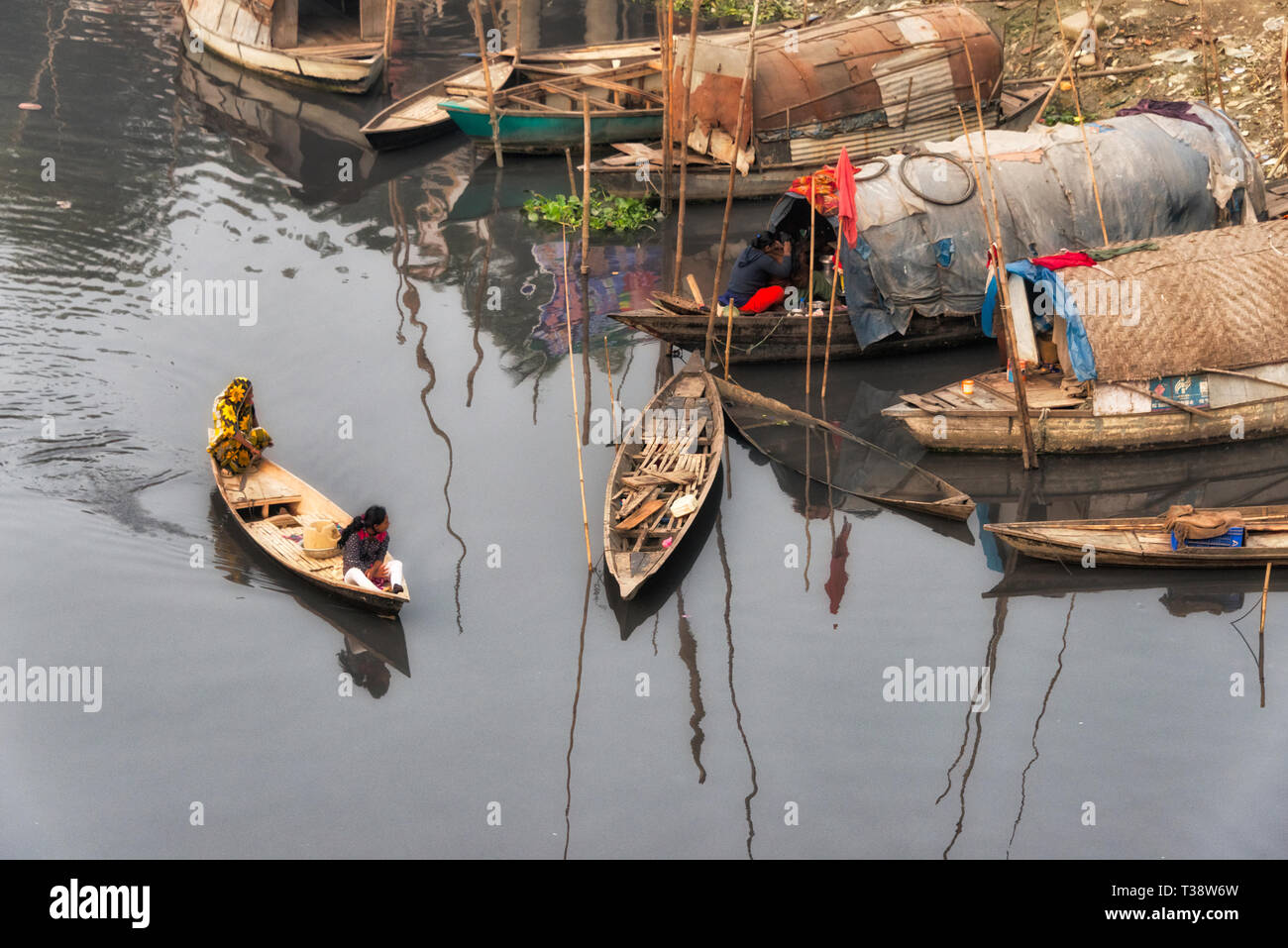 Casa galleggiante sul fiume, a Dacca in Bangladesh Foto Stock