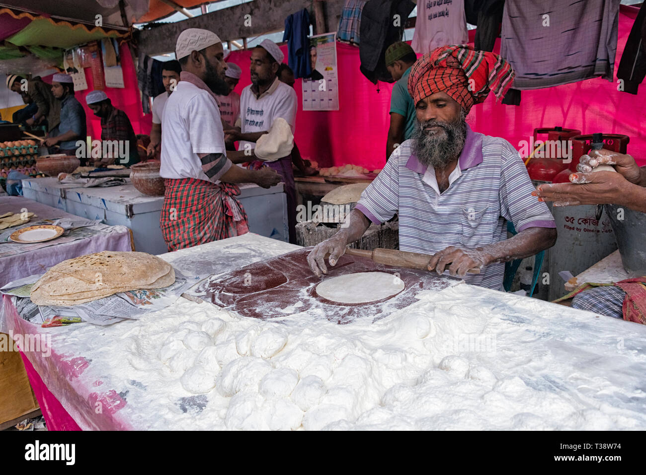 Facendo Chapati al mercato, Dacca in Bangladesh Foto Stock