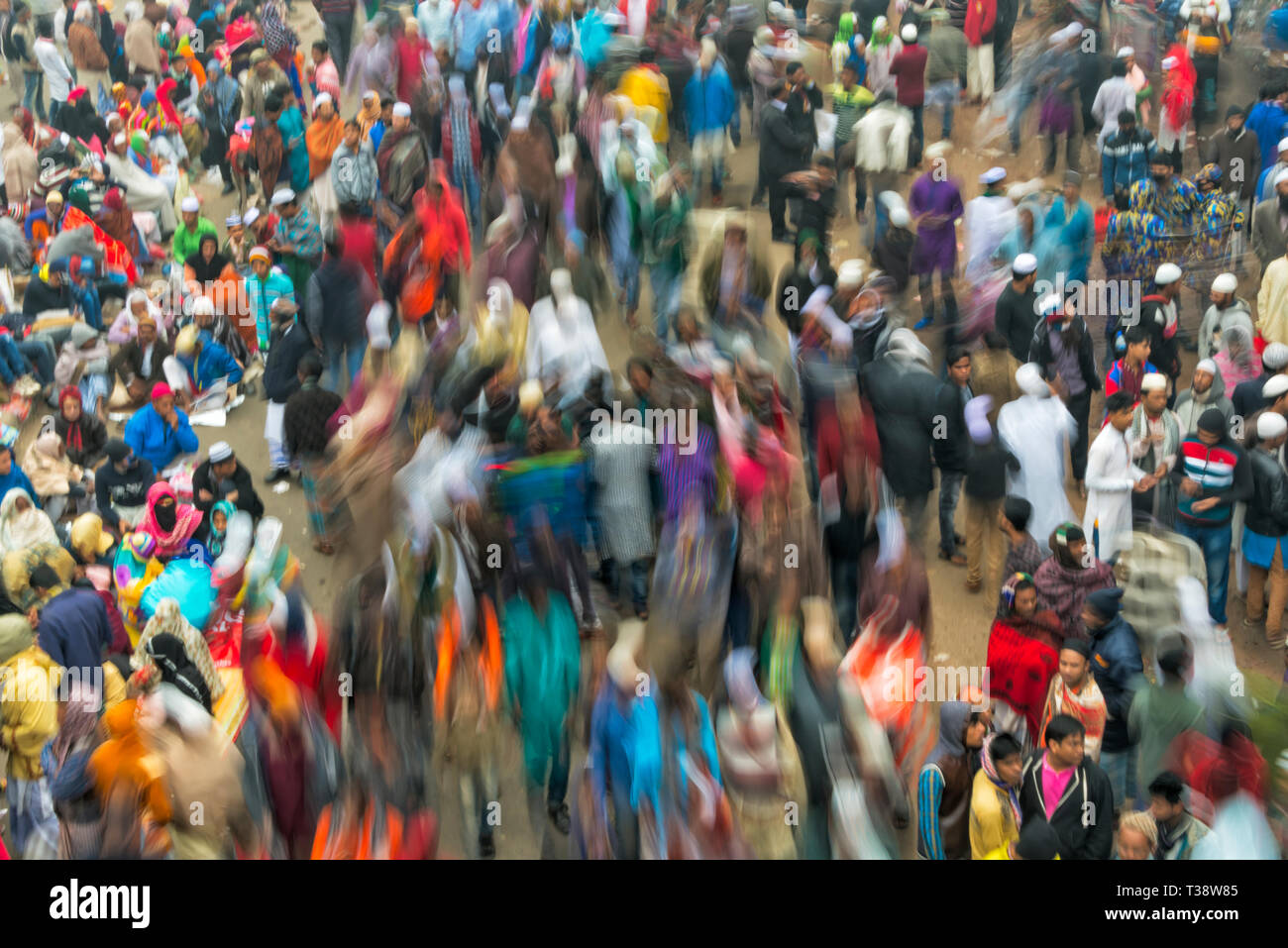 I pellegrini si riuniscono durante Bishwa Ijtema, offuscata motion, Dacca in Bangladesh Foto Stock