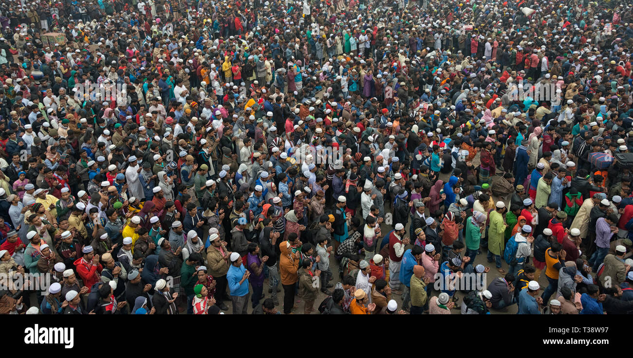 Pellegrini in preghiera durante Bishwa Ijtema, Dacca in Bangladesh Foto Stock