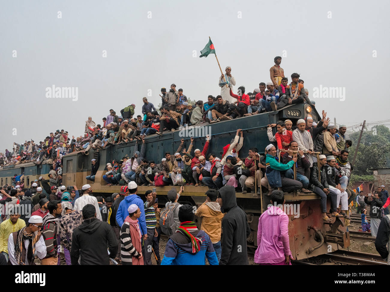 Treno sovraffollato caricato con i pellegrini alla fine di Bishwa Ijtema, Tongi Nodo Ferroviario, Dacca in Bangladesh Foto Stock