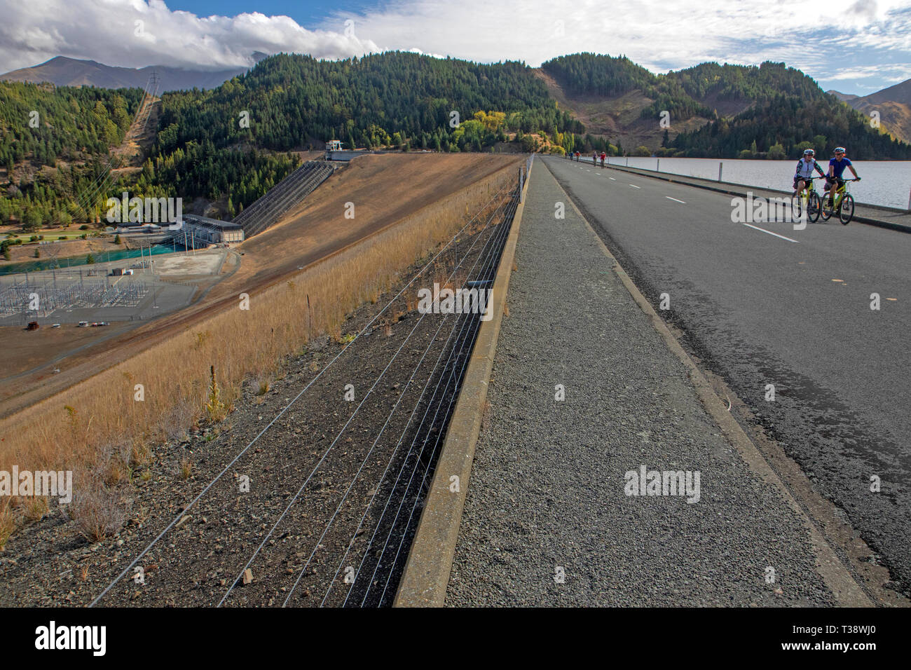 I ciclisti attraversando Benmore diga lungo le Alpi 2 Ocean pista ciclabile Foto Stock