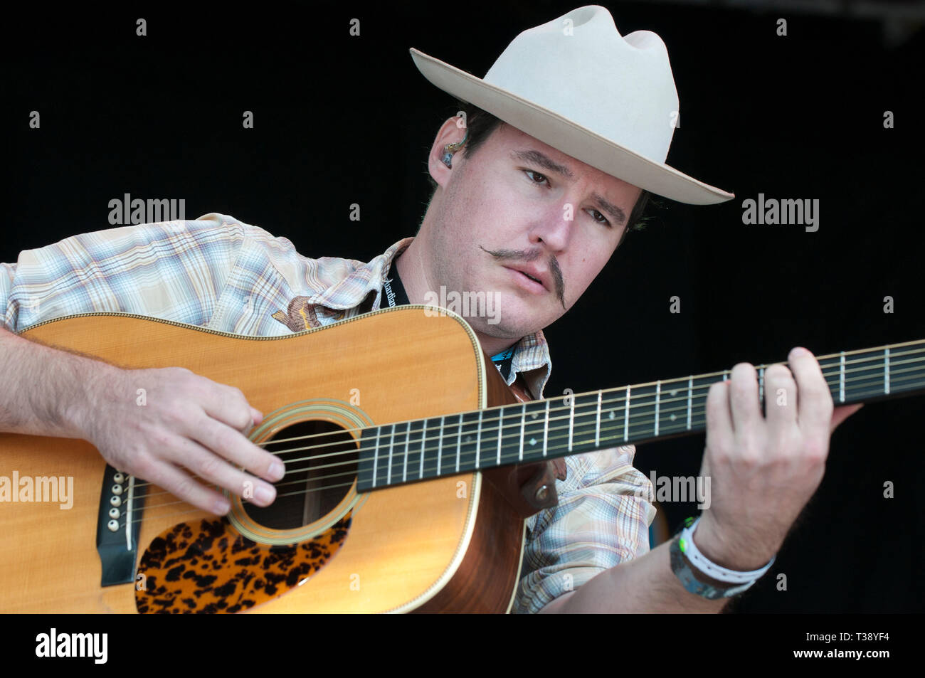 Jon Bertrand di Louisian-banda base, la foglia di Pino Boys effettuando al Womad Festival, Charlton Park, Regno Unito Foto Stock